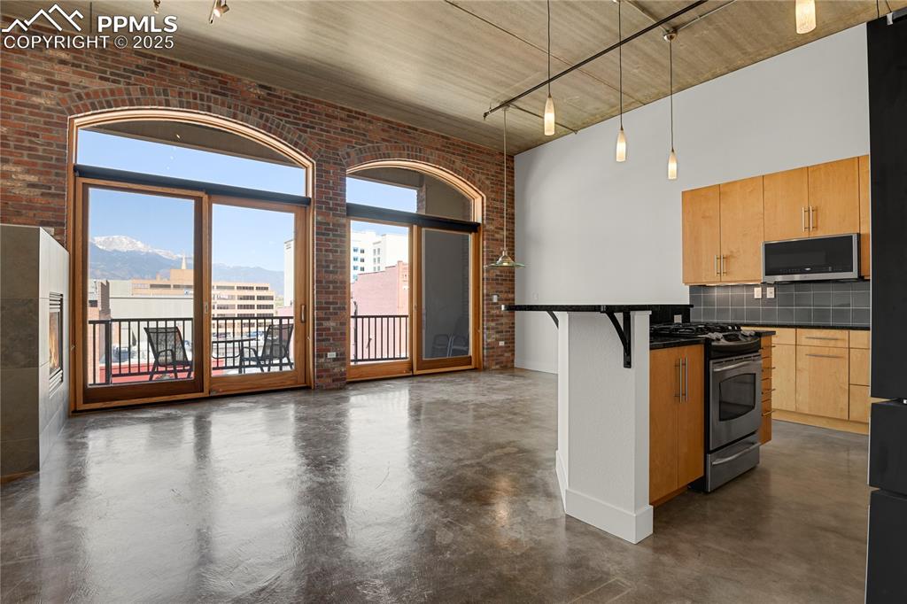 Image 13 of 42: Spacious, open floor plan