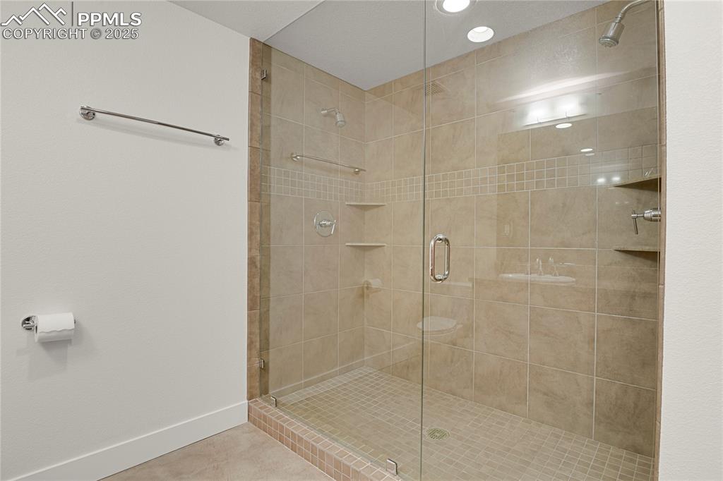 Image 27 of 42: Shower with dual heads