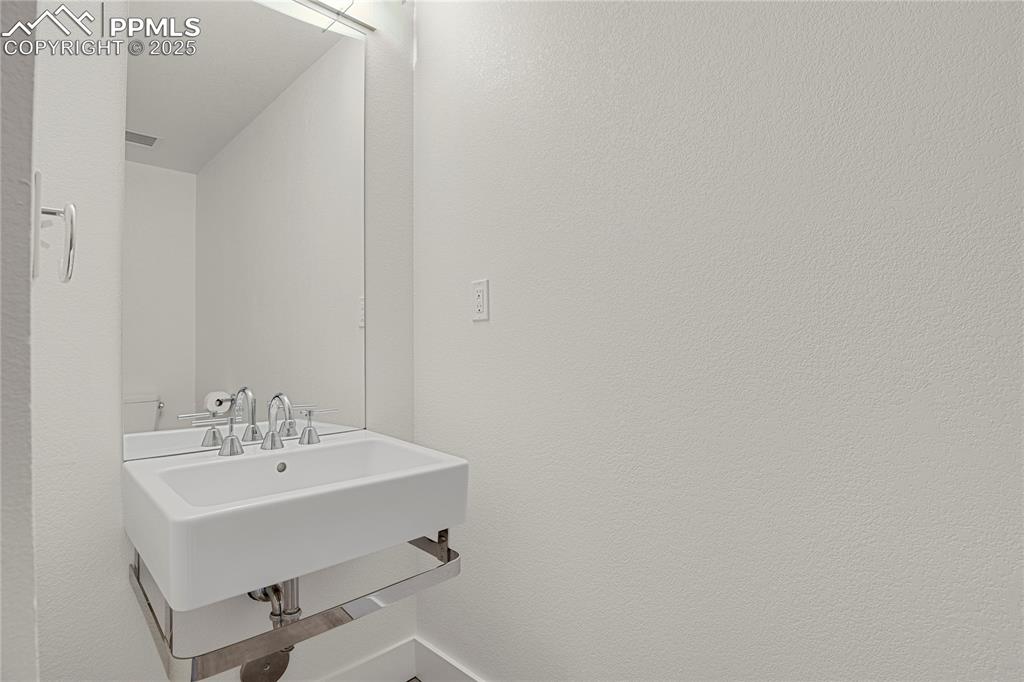 Image 31 of 42: Powder Room