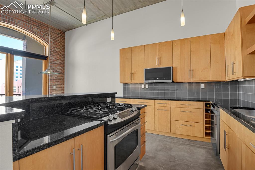 Image 8 of 42: Maple cabinets and granite counters