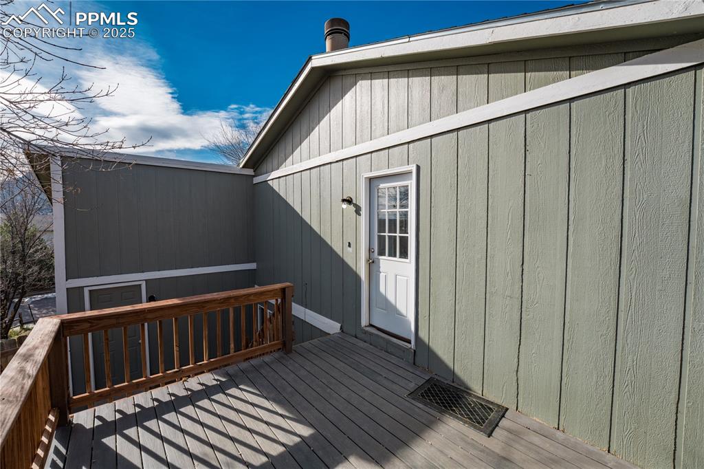 Image 15 of 30: Deck