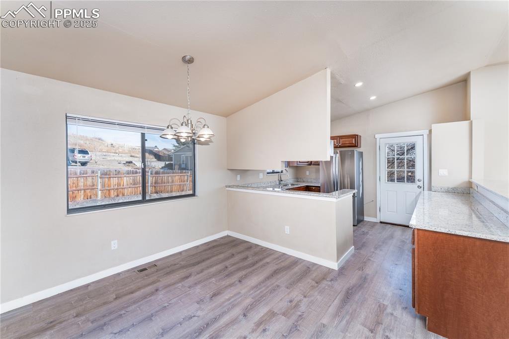 Image 19 of 30: Dining Area