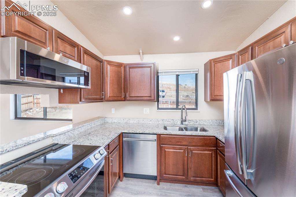 Image 20 of 30: Kitchen