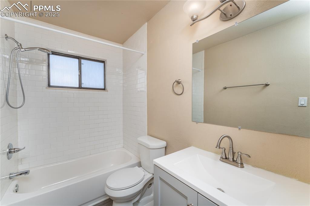 Image 24 of 30: Upstairs Bathroom