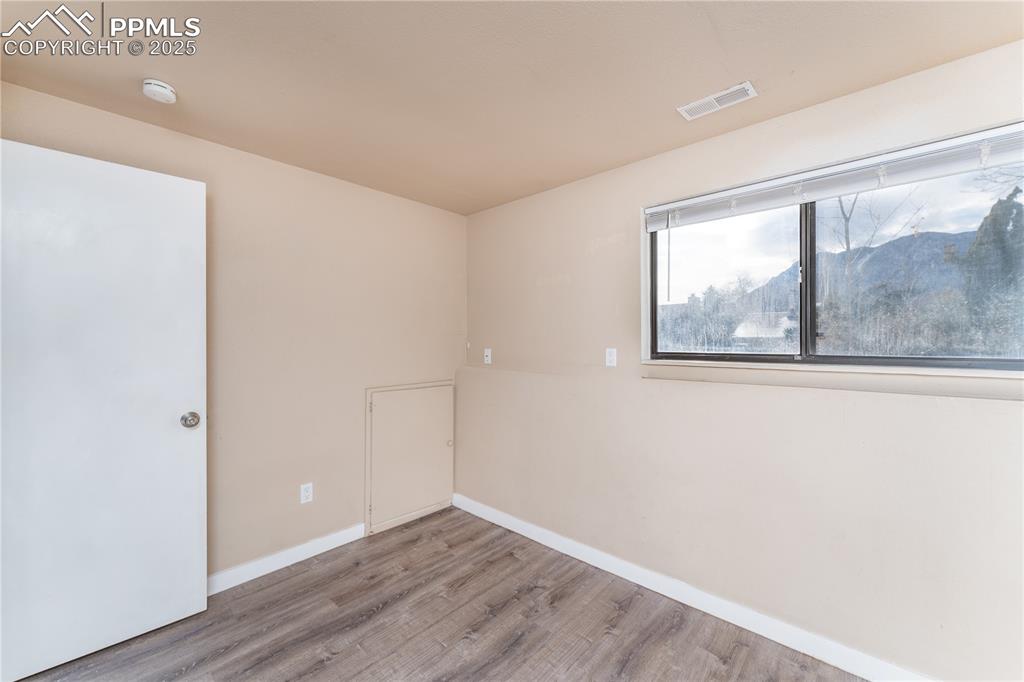 Image 25 of 30: Bedroom