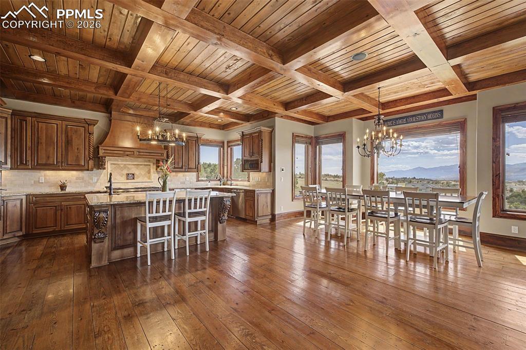 Image 10 of 50: Kitchen