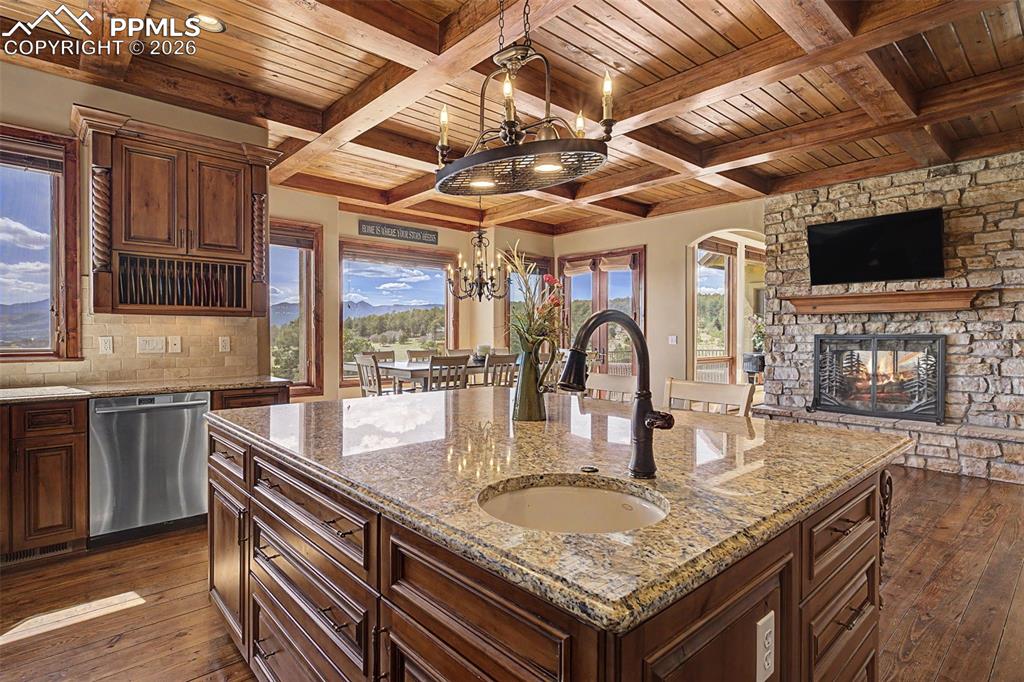 Image 11 of 50: Kitchen