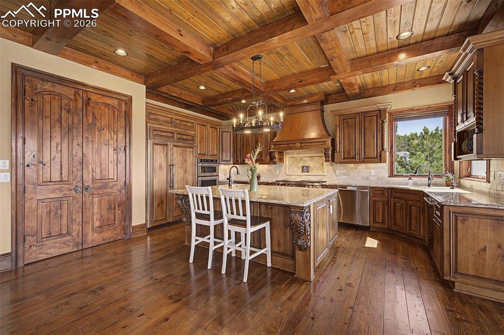 Image 12 of 50: Kitchen