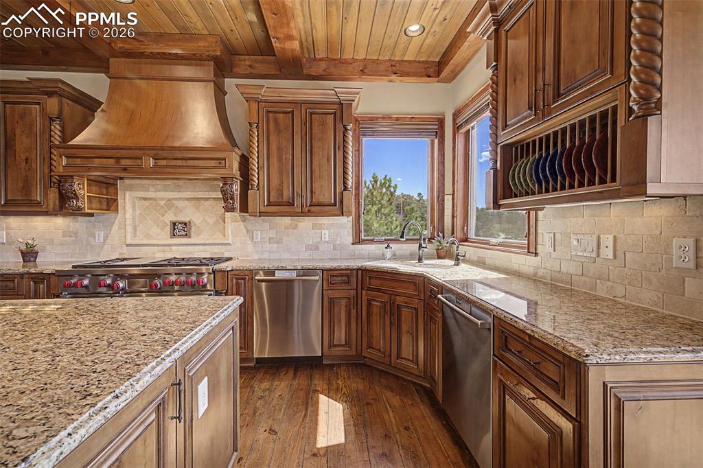 Image 13 of 50: Kitchen