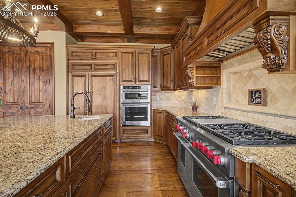 Image 14 of 50: Kitchen