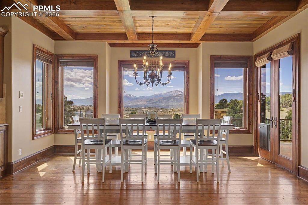 Image 15 of 50: Dining Area