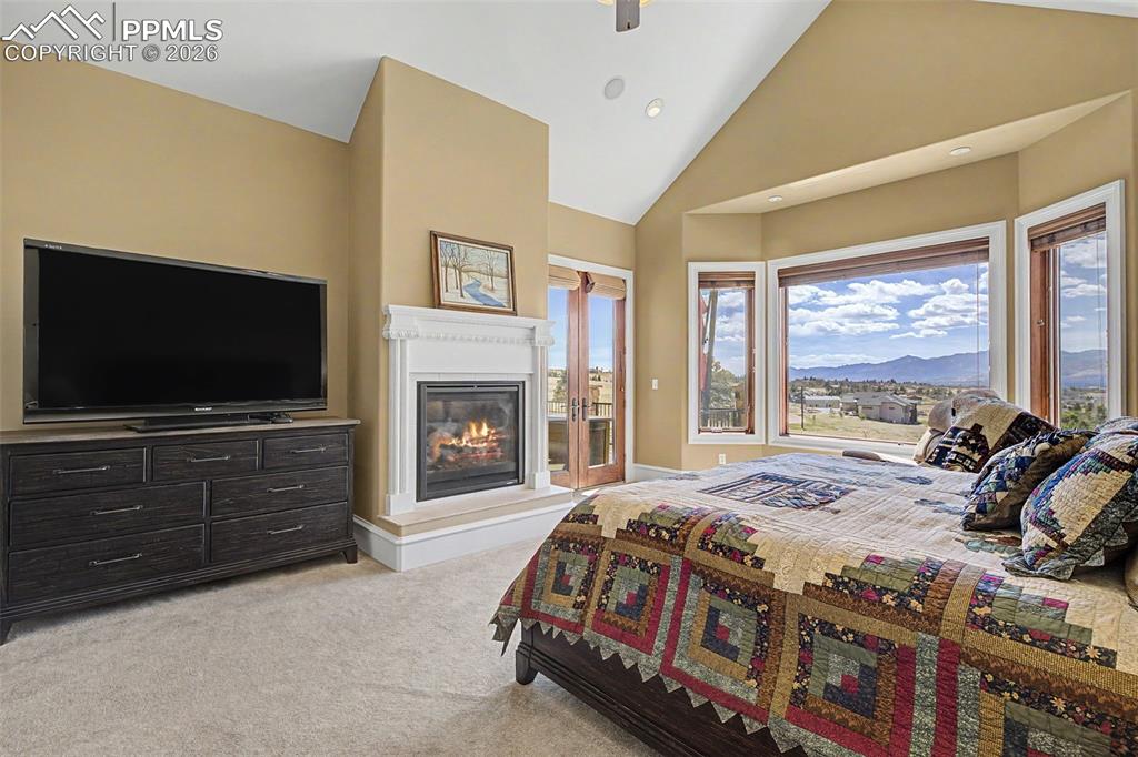 Image 17 of 50: Bedroom