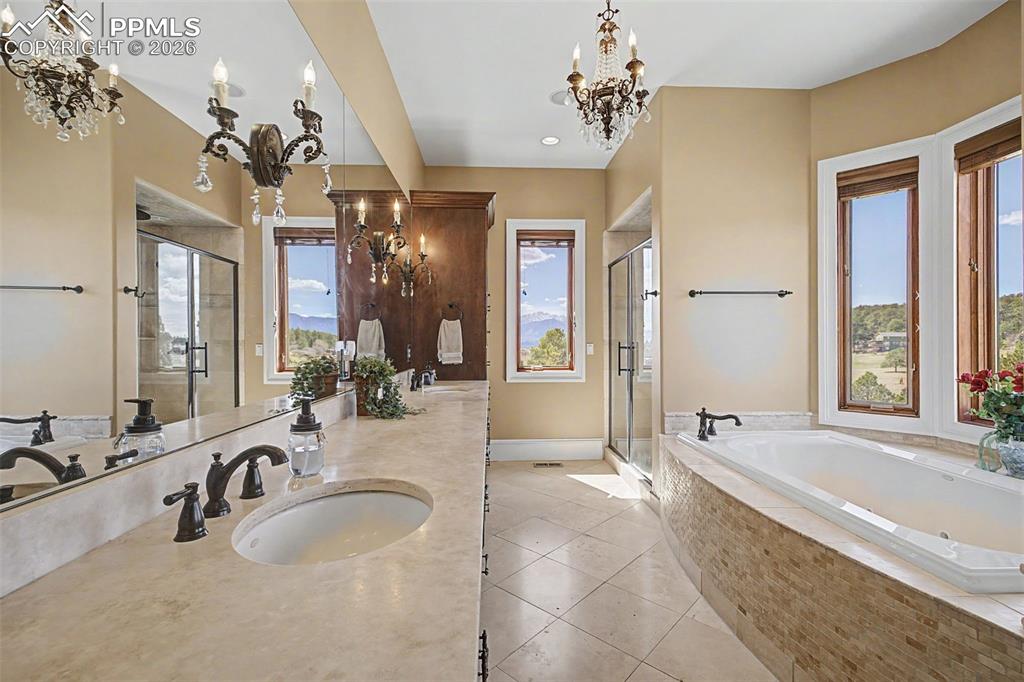 Image 18 of 50: Bathroom