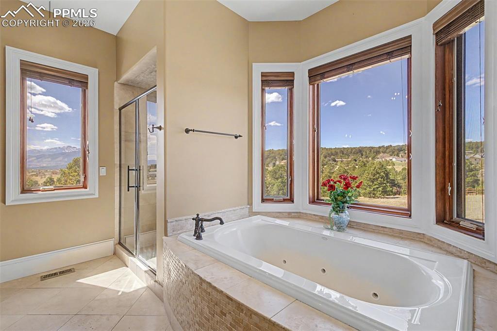 Image 19 of 50: Bathroom