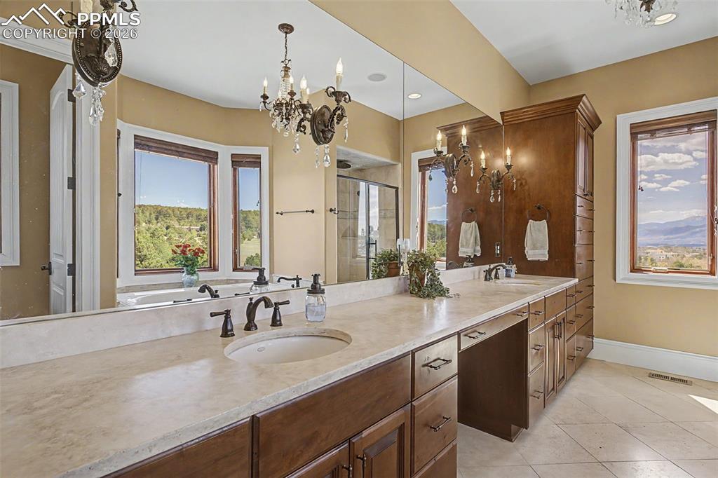 Image 20 of 50: Bathroom