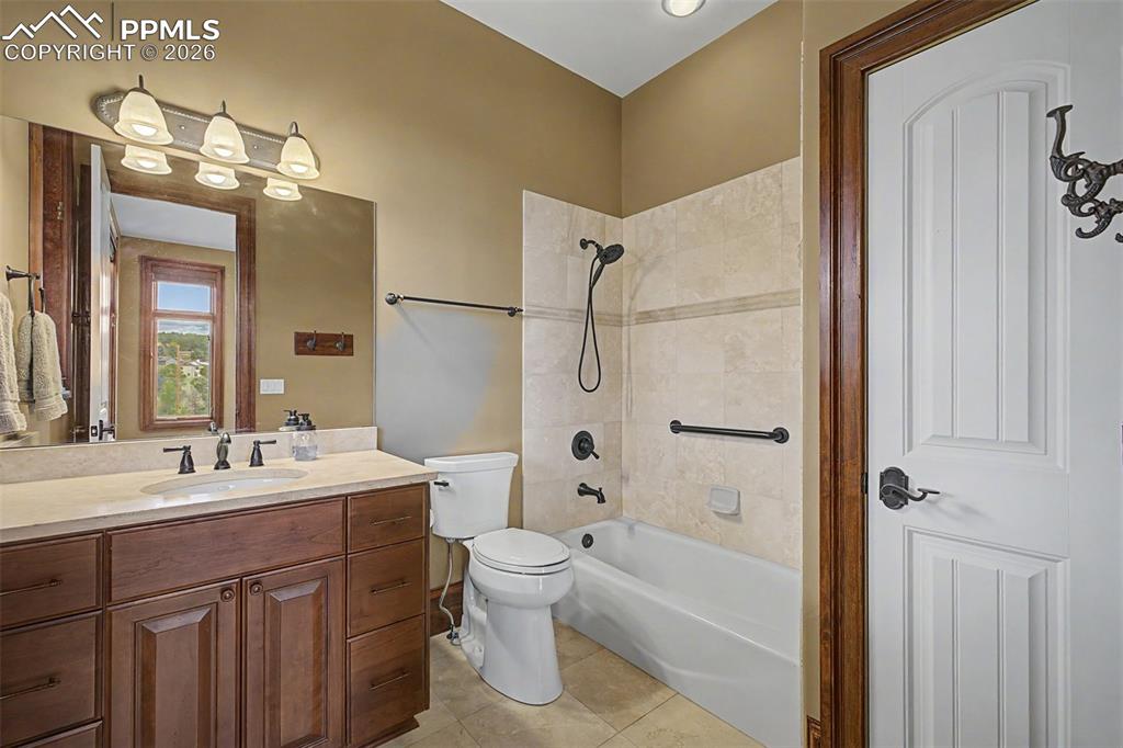 Image 22 of 50: Bathroom