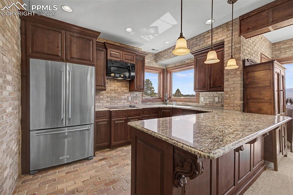 Image 30 of 50: Kitchen