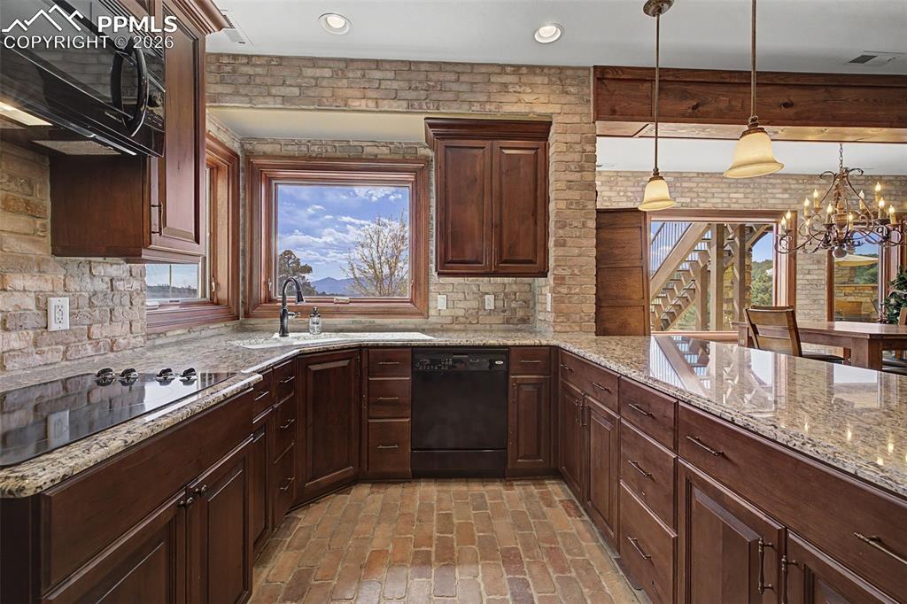 Image 31 of 50: Kitchen