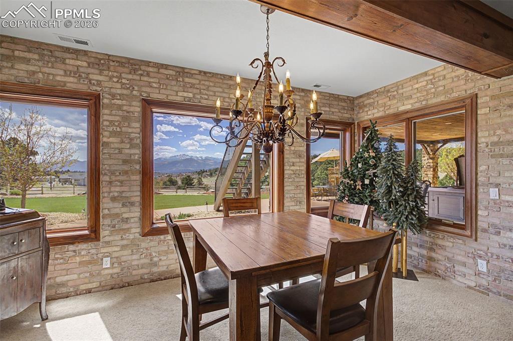 Image 32 of 50: Dining Area