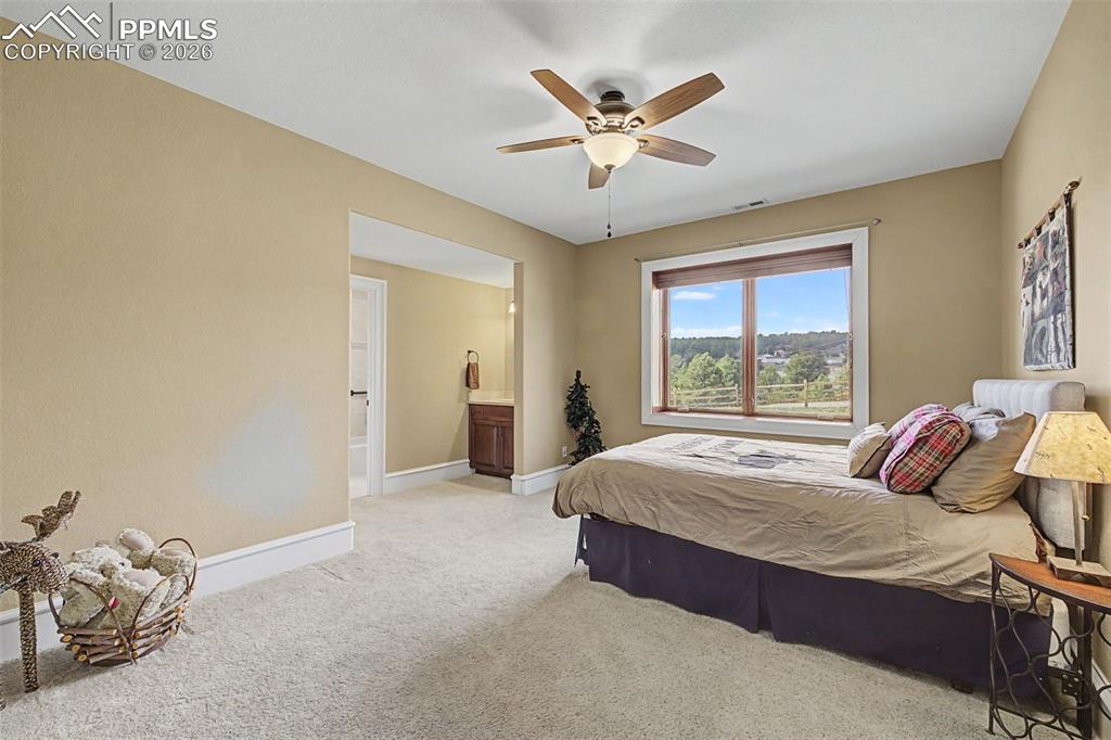 Image 36 of 50: Bedroom