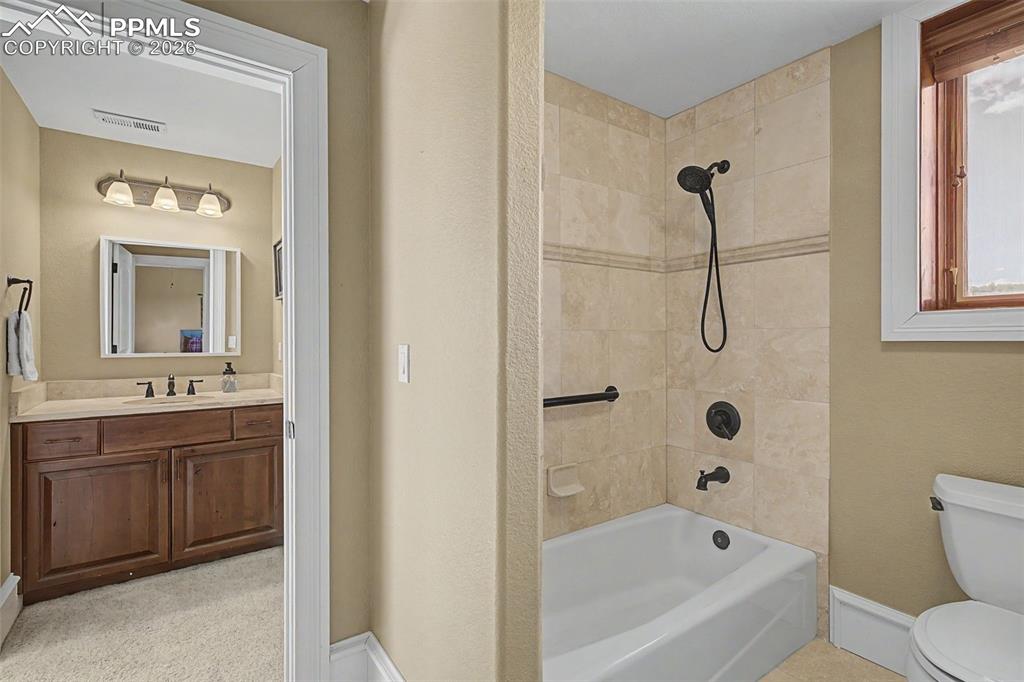 Image 37 of 50: Bathroom