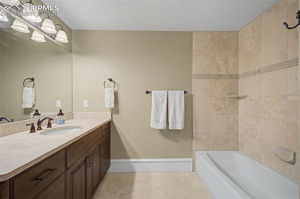 Image 40 of 50: Bathroom