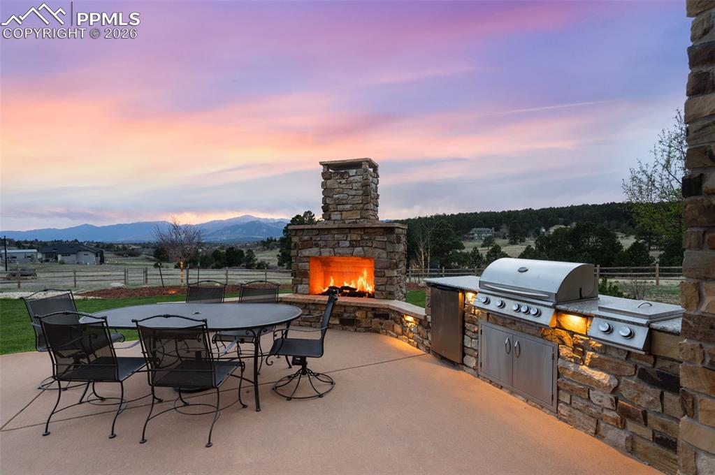 Image 43 of 50: Patio