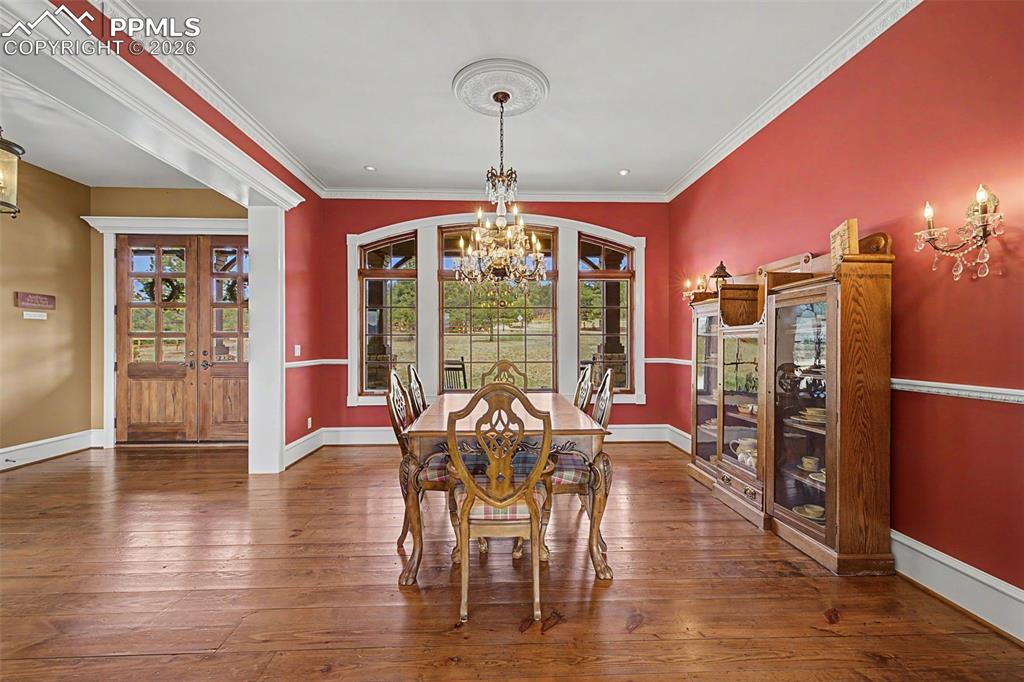 Image 7 of 50: Dining Area