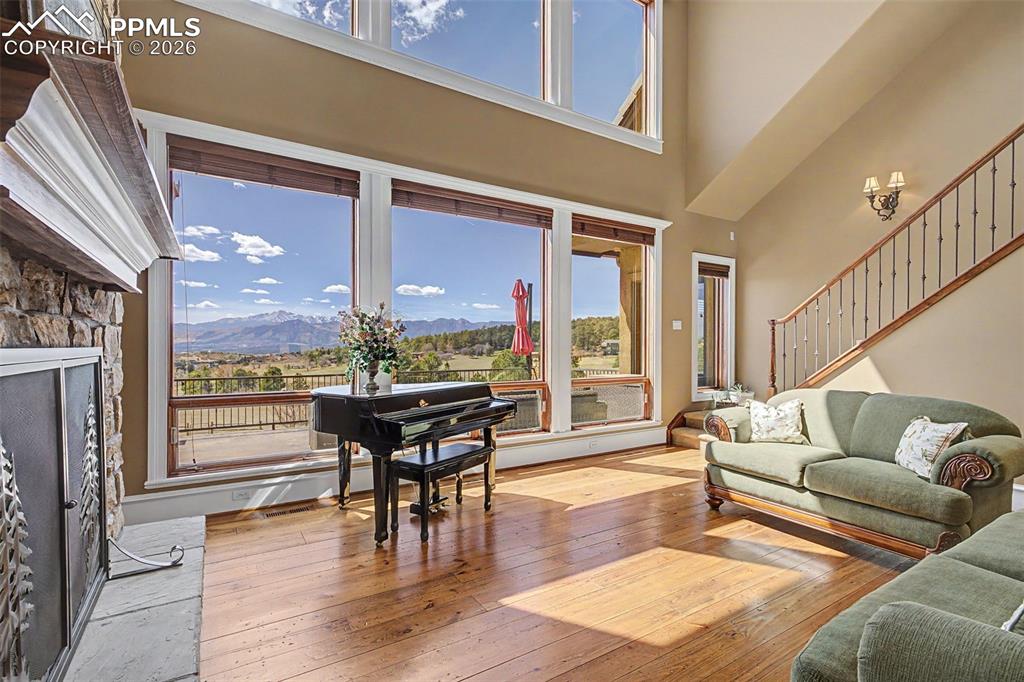 Image 8 of 50: Living Room