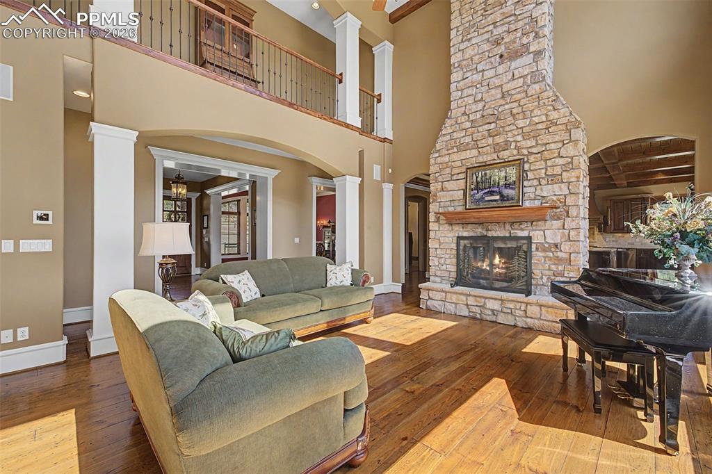 Image 9 of 50: Living Room