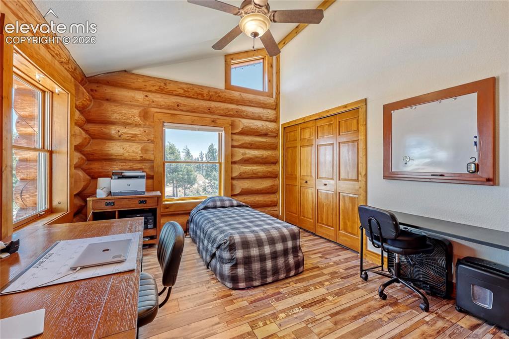 Image 11 of 33: Primary ensuite