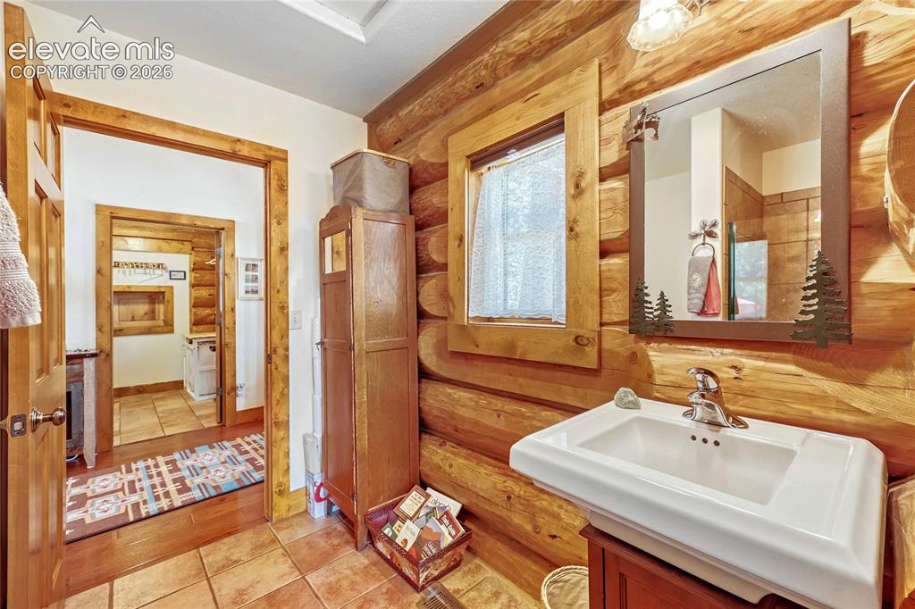 Image 12 of 33: Primary ensuite