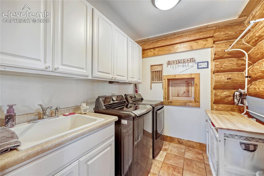 Image 14 of 33: Main floor secondary ensuite
