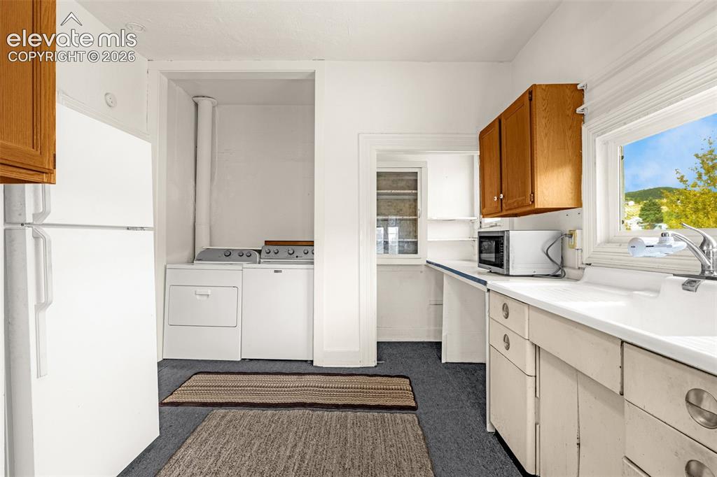 Image 10 of 20: Kitchen