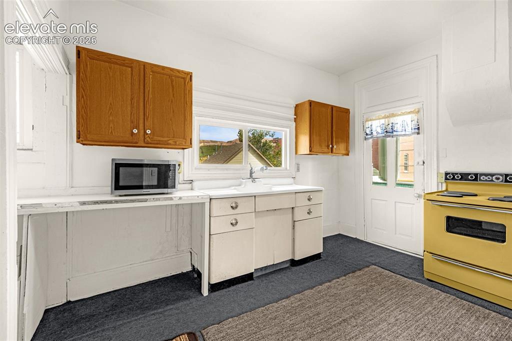 Image 11 of 20: Kitchen