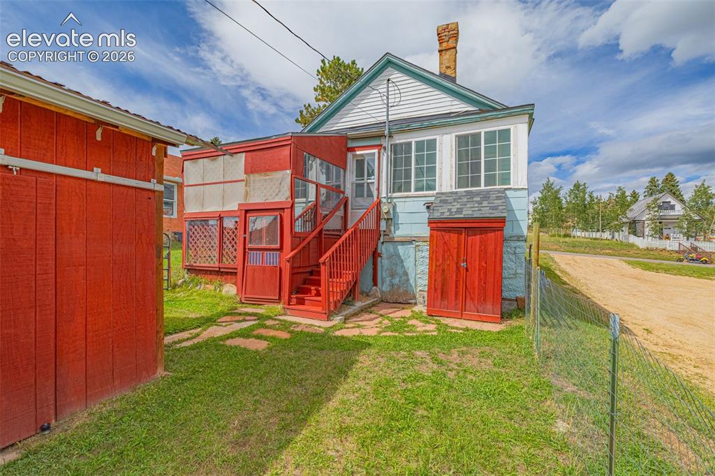 Image 15 of 20: Back of Structure