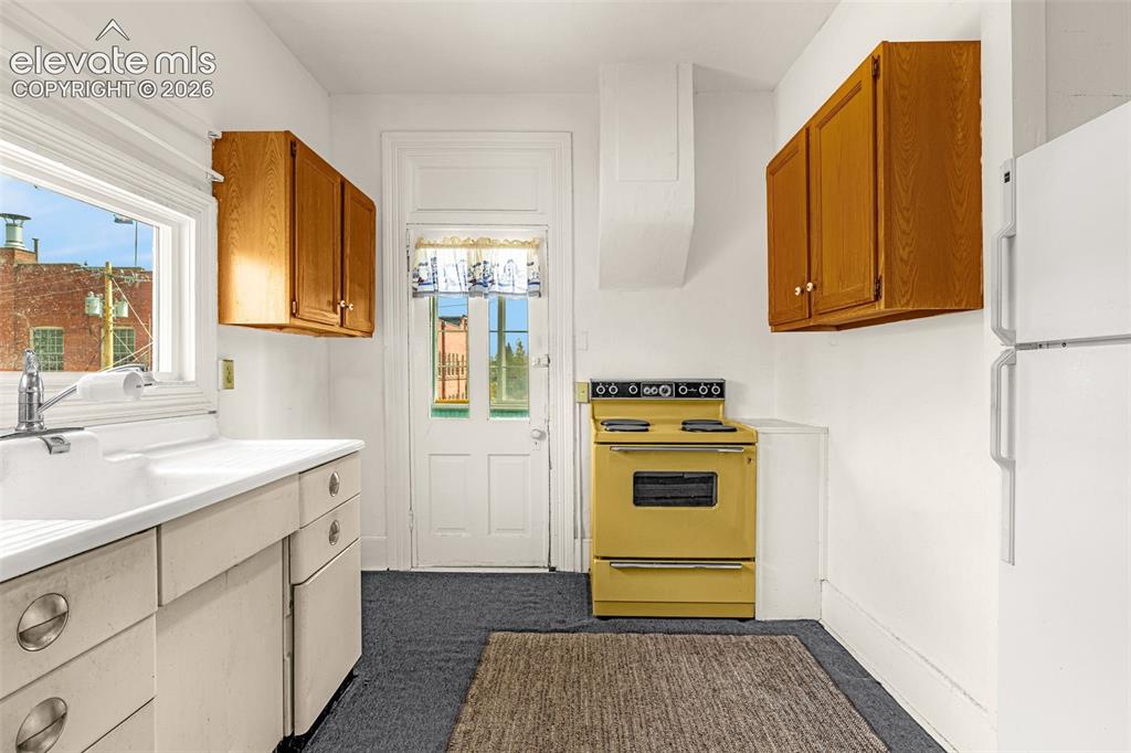 Image 9 of 20: Kitchen