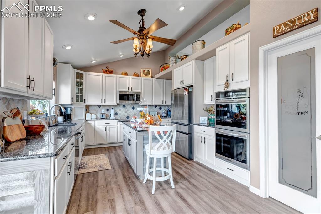 Image 13 of 50: Kitchen