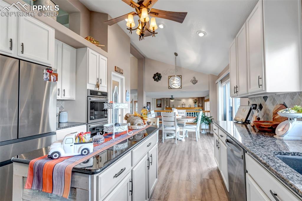 Image 14 of 50: Kitchen