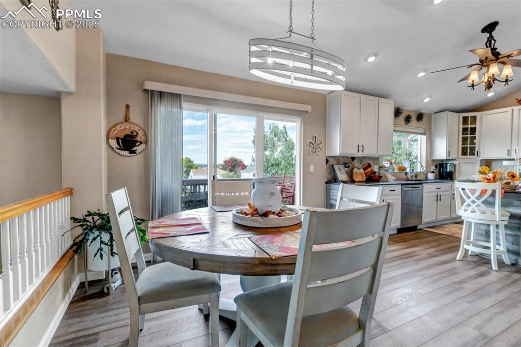 Image 16 of 50: Breakfast Area