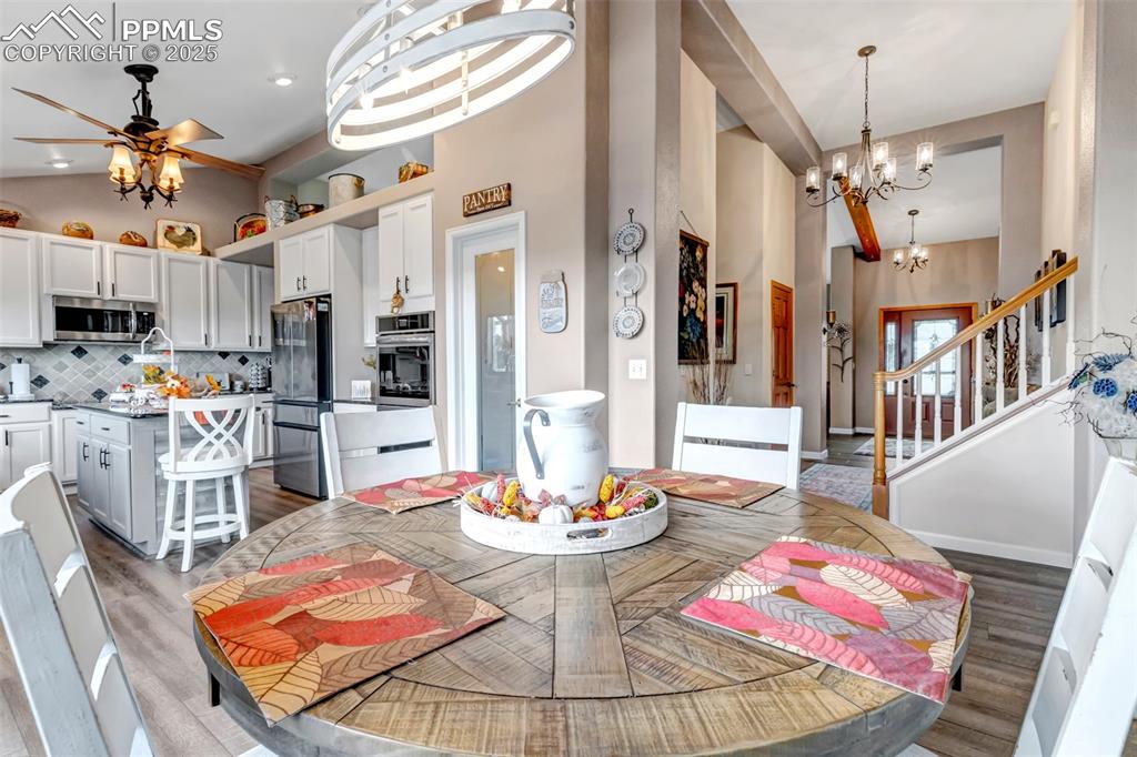 Image 17 of 50: Breakfast Area