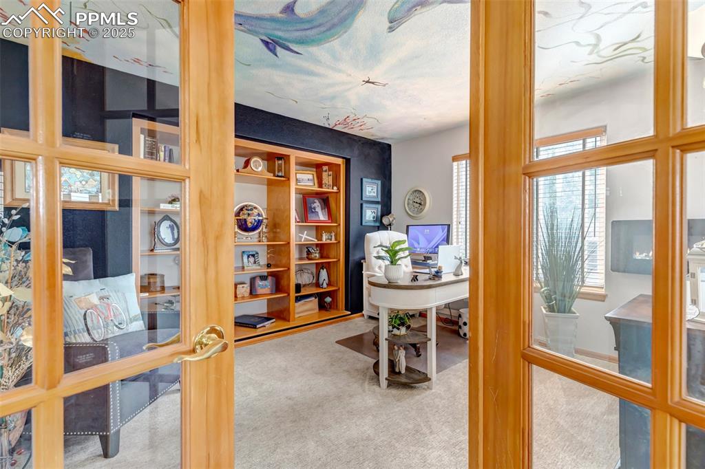 Image 18 of 50: Office