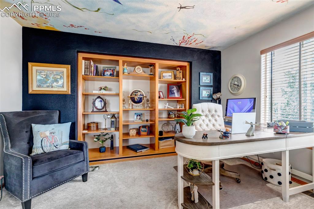 Image 19 of 50: Office