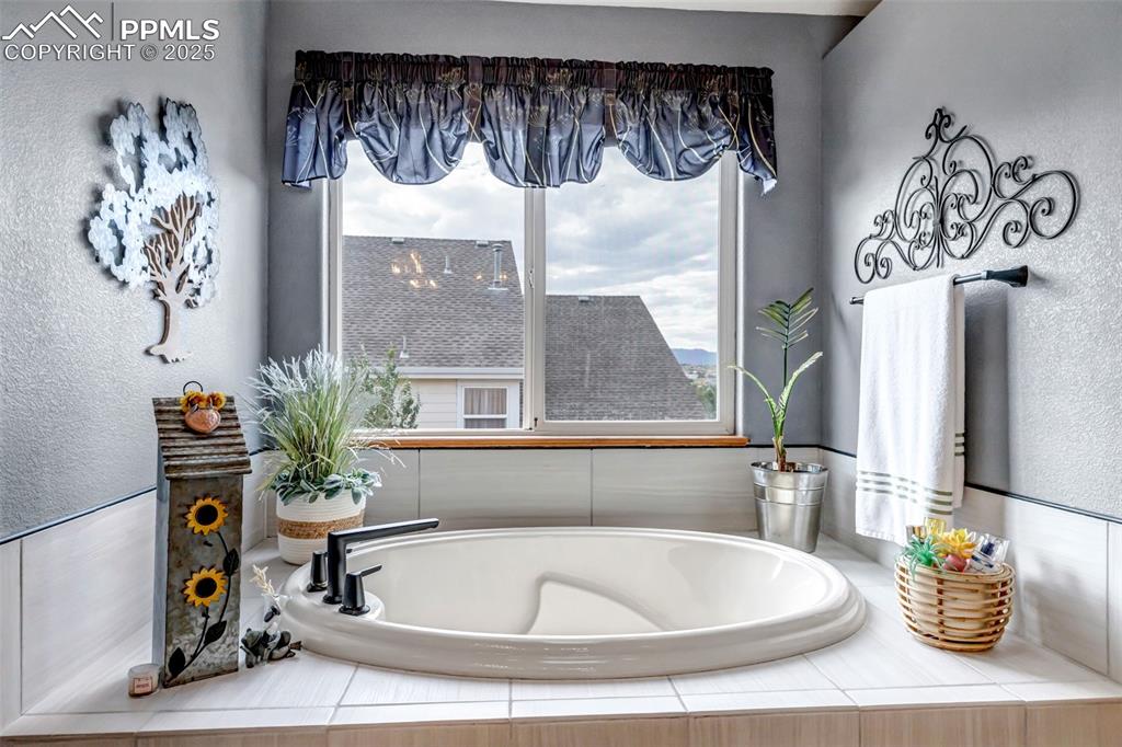 Image 30 of 50: Garden tub!