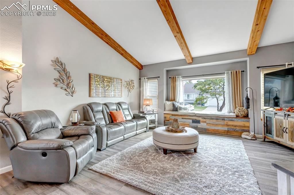 Image 5 of 50: Living Room