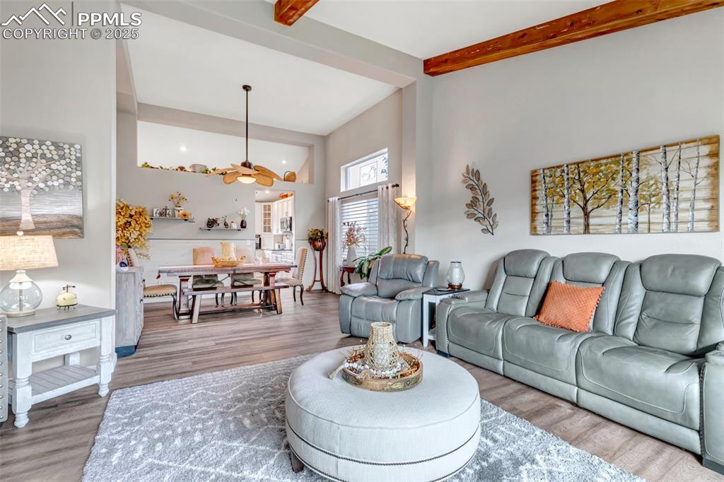 Image 7 of 50: Living Room