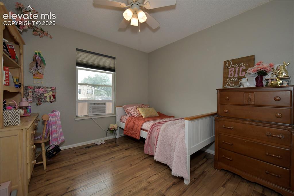 Image 13 of 24: Bedroom