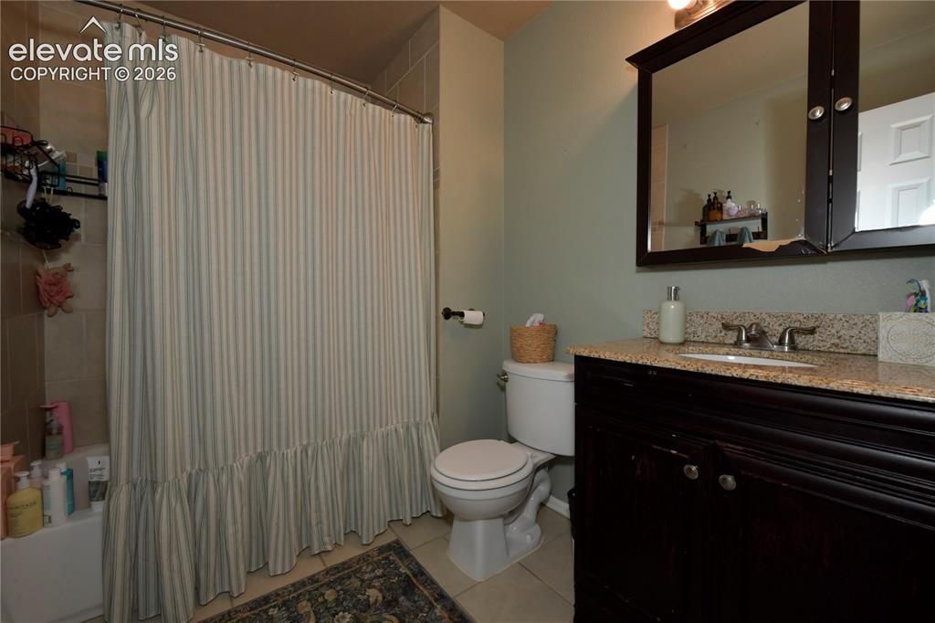 Image 14 of 24: Bathroom