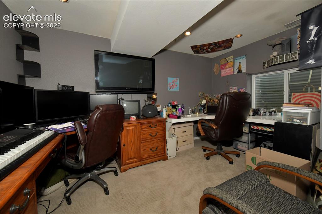 Image 16 of 24: Office