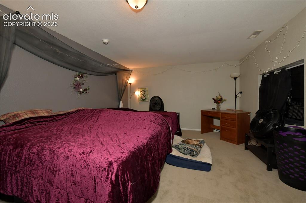 Image 17 of 24: Bedroom